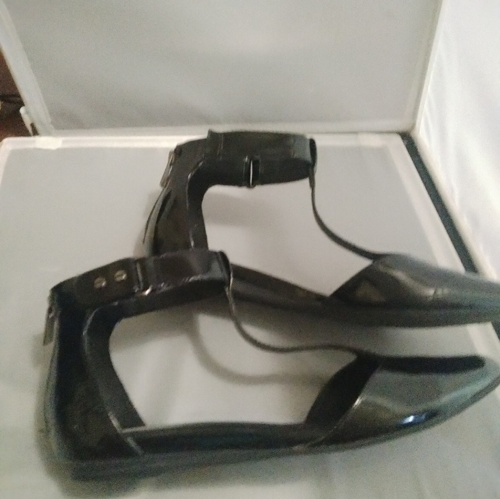 Black patent t-strap pointy flat shoes by Kenneth Cole reaction size 9.5
